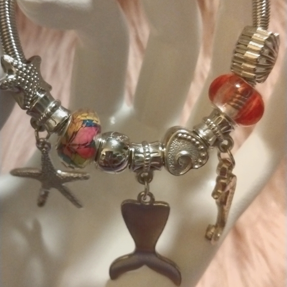 NEW!! By The Sea Silvertone Charm Bracelet - Picture 4 of 4